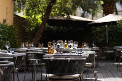 Assiette composée d'un filet de viande, purée garnie de truffes, foie gras poêlé et figue fraîche.