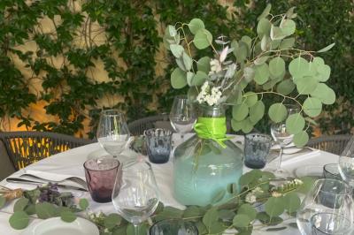 Assiette composée d'un filet de viande, purée garnie de truffes, foie gras poêlé et figue fraîche.