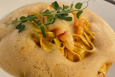 Assiette composée d'un filet de viande, purée garnie de truffes, foie gras poêlé et figue fraîche.