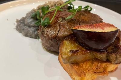 Assiette composée d'un filet de viande, purée garnie de truffes, foie gras poêlé et figue fraîche.