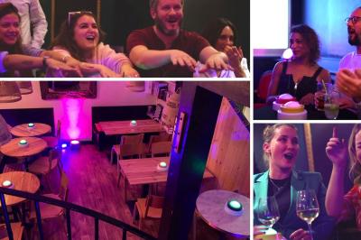 Des personnes rient et participent à une activité conviviale dans un espace chaleureux avec une ambiance lumineuse colorée.