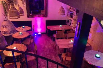 Salle animée avec des personnes assises à des tables, éclairage tamisé et écran affichant ’WorkAnim’.