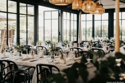 Baignoire blanche avec robinetterie moderne, serviette accrochée et produits de soin posés sur le rebord.