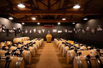 Baignoire blanche avec robinetterie moderne, serviette accrochée et produits de soin posés sur le rebord.