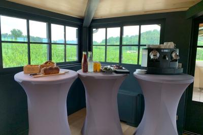 Baignoire blanche avec robinetterie moderne, serviette accrochée et produits de soin posés sur le rebord.