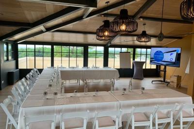 Baignoire blanche avec robinetterie moderne, serviette accrochée et produits de soin posés sur le rebord.