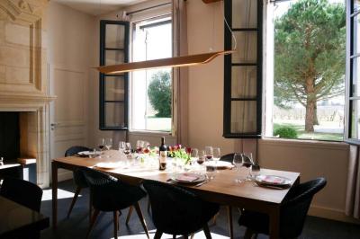 Baignoire blanche avec robinetterie moderne, serviette accrochée et produits de soin posés sur le rebord.