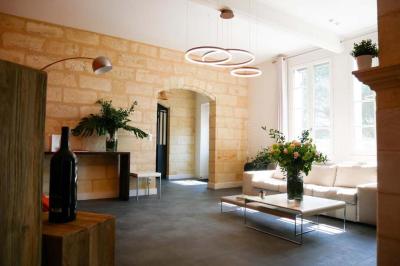 Baignoire blanche avec robinetterie moderne, serviette accrochée et produits de soin posés sur le rebord.