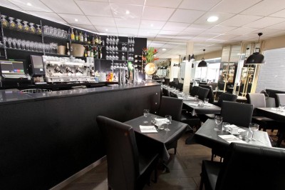 Plateau de bouchées variées comprenant mini-burgers, wraps, brochettes et amuse-bouches garnis.