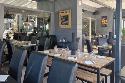 Plateau de bouchées variées comprenant mini-burgers, wraps, brochettes et amuse-bouches garnis.