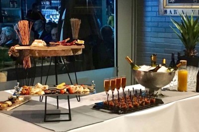 Plateau de bouchées variées comprenant mini-burgers, wraps, brochettes et amuse-bouches garnis.