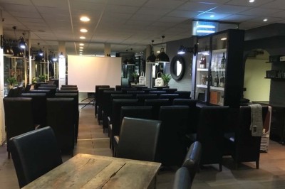 Plateau de bouchées variées comprenant mini-burgers, wraps, brochettes et amuse-bouches garnis.