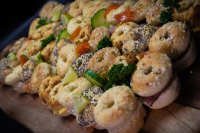 Plateau de bouchées variées comprenant mini-burgers, wraps, brochettes et amuse-bouches garnis.