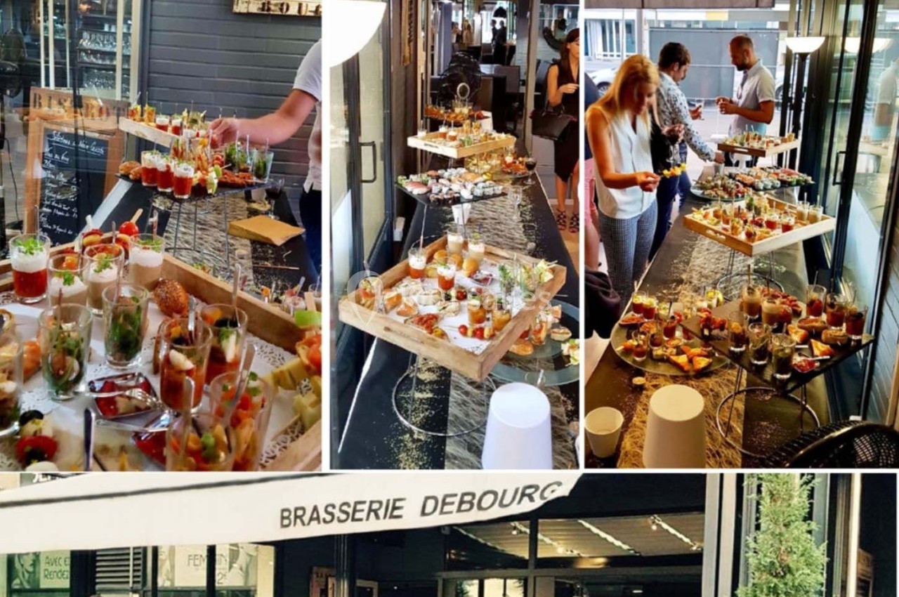 Buffet de verrines et amuse-bouches variés disposés sur des tables dans un espace de restauration animé.