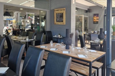 Assiette de dessert composée de meringues, éclats de caramel, feuilles de menthe et miettes de biscuit noir.