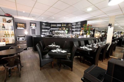 Assiette de dessert composée de meringues, éclats de caramel, feuilles de menthe et miettes de biscuit noir.