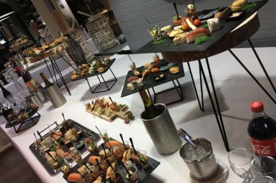 Assiette de dessert composée de meringues, éclats de caramel, feuilles de menthe et miettes de biscuit noir.