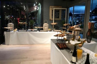 Assiette de dessert composée de meringues, éclats de caramel, feuilles de menthe et miettes de biscuit noir.