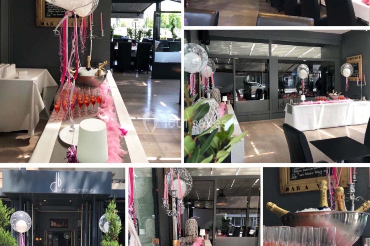 Salle de réception décorée avec des ballons, des bougies et des verres de cocktail pour un événement festif.