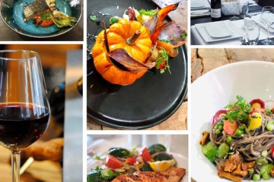 Assiette de dessert composée de meringues, éclats de caramel, feuilles de menthe et miettes de biscuit noir.