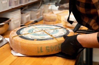 Miniature Traiteur Paris 9 (Paris) - Le 17.45 Paris #4 Fondue au fromage dans un caquelon rouge, avec du pain trempé sur des fourchettes, accompagnée de vin et de cornichons.