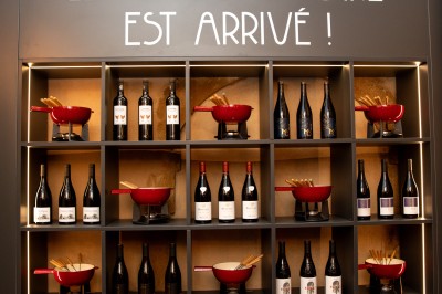 Miniature Traiteur Paris 9 (Paris) - Le 17.45 Paris #5 Fondue au fromage dans un caquelon rouge, avec du pain trempé sur des fourchettes, accompagnée de vin et de cornichons.