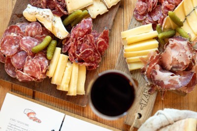 Miniature Traiteur Paris 9 (Paris) - Le 17.45 Paris #6 Fondue au fromage dans un caquelon rouge, avec du pain trempé sur des fourchettes, accompagnée de vin et de cornichons.