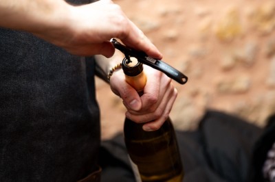 Miniature Traiteur Paris 9 (Paris) - Le 17.45 Paris #8 Fondue au fromage dans un caquelon rouge, avec du pain trempé sur des fourchettes, accompagnée de vin et de cornichons.