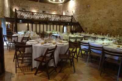 Vue d'un château en pierre entouré d'arbres et d'une pelouse bien entretenue sous un ciel dégagé.