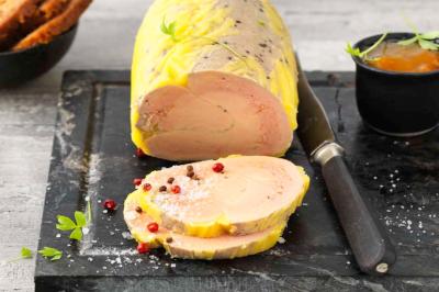 Plateau de bouchées apéritives variées comprenant mini-burgers, brochettes, verrines et cubes de pain doré.