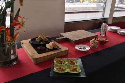 Plateau de bouchées apéritives variées comprenant mini-burgers, brochettes, verrines et cubes de pain doré.
