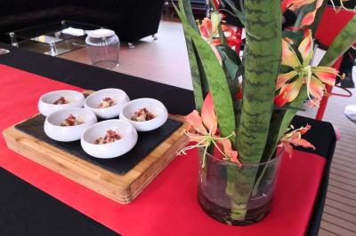 Plateau de bouchées apéritives variées comprenant mini-burgers, brochettes, verrines et cubes de pain doré.