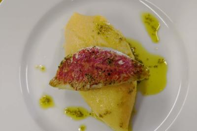 Plateau de bouchées apéritives variées comprenant mini-burgers, brochettes, verrines et cubes de pain doré.