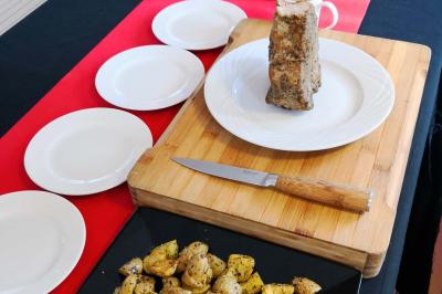 Plateau de bouchées apéritives variées comprenant mini-burgers, brochettes, verrines et cubes de pain doré.