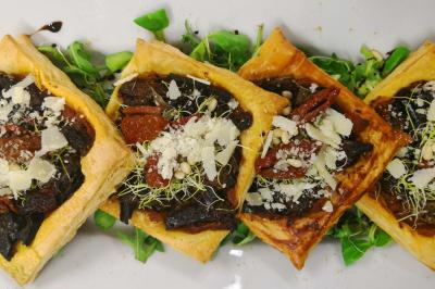 Plateau de bouchées apéritives variées comprenant mini-burgers, brochettes, verrines et cubes de pain doré.