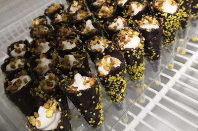 Plateau de bouchées apéritives variées comprenant mini-burgers, brochettes, verrines et cubes de pain doré.