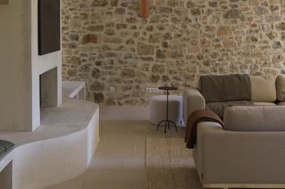 Un couple en tenue de mariage marche main dans la main dans un vignoble, la mariée levant un bouquet.