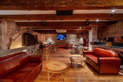 Seau à champagne avec bouteilles et deux verres sur une table en marbre, fauteuil en cuir en arrière-plan.