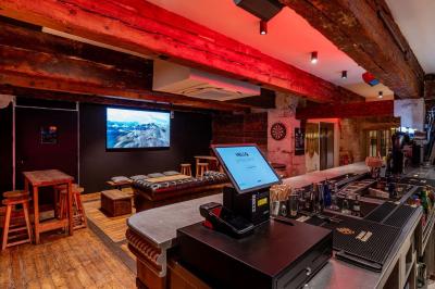 Seau à champagne avec bouteilles et deux verres sur une table en marbre, fauteuil en cuir en arrière-plan.