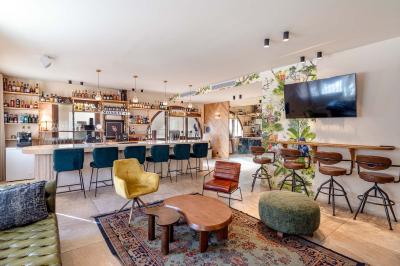 Seau à champagne avec bouteilles et deux verres sur une table en marbre, fauteuil en cuir en arrière-plan.