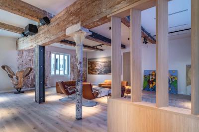 Seau à champagne avec bouteilles et deux verres sur une table en marbre, fauteuil en cuir en arrière-plan.