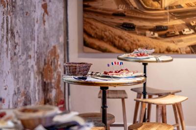 Seau à champagne avec bouteilles et deux verres sur une table en marbre, fauteuil en cuir en arrière-plan.