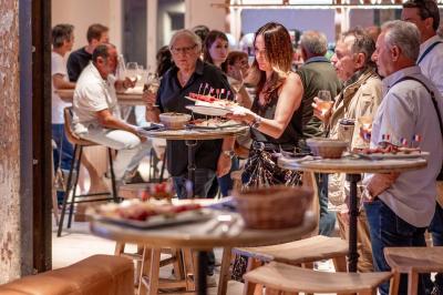 Seau à champagne avec bouteilles et deux verres sur une table en marbre, fauteuil en cuir en arrière-plan.