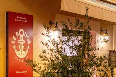 Seau à champagne avec bouteilles et deux verres sur une table en marbre, fauteuil en cuir en arrière-plan.