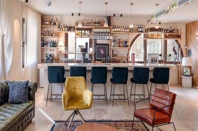 Seau à champagne avec bouteilles et deux verres sur une table en marbre, fauteuil en cuir en arrière-plan.