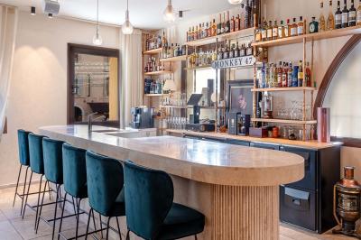 Seau à champagne avec bouteilles et deux verres sur une table en marbre, fauteuil en cuir en arrière-plan.