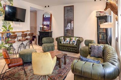 Seau à champagne avec bouteilles et deux verres sur une table en marbre, fauteuil en cuir en arrière-plan.