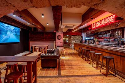 Seau à champagne avec bouteilles et deux verres sur une table en marbre, fauteuil en cuir en arrière-plan.