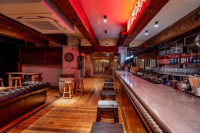 Seau à champagne avec bouteilles et deux verres sur une table en marbre, fauteuil en cuir en arrière-plan.