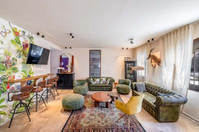 Seau à champagne avec bouteilles et deux verres sur une table en marbre, fauteuil en cuir en arrière-plan.